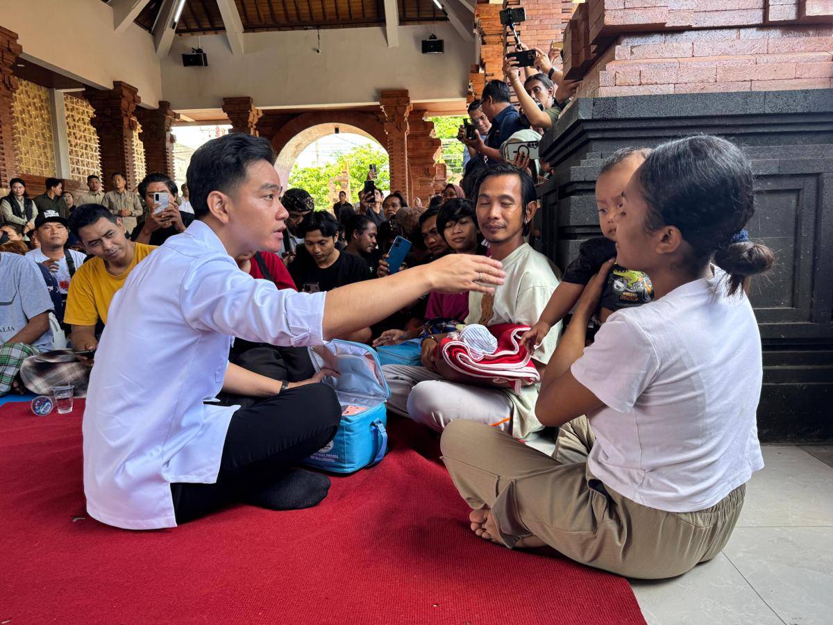 Wakil Presiden RI, Gibran Rakabuming Raka saat meninjau Posko Pengungsi di Banjar Tohpati dan Banjar Sedana Mertha, Jumat (12/09/2025) (dok. Setwapres)