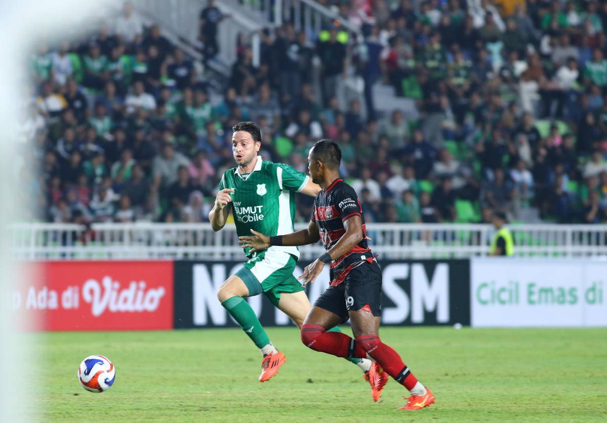 Penyerang PSMS Felipe Cadenazzi saat bersua Persekat di Stadion Utama Sumut, Deli Serdang, Jumat (12/9/2025) pada laga perdana Pegadaian Championship (IDN Times/Doni Hermawan)