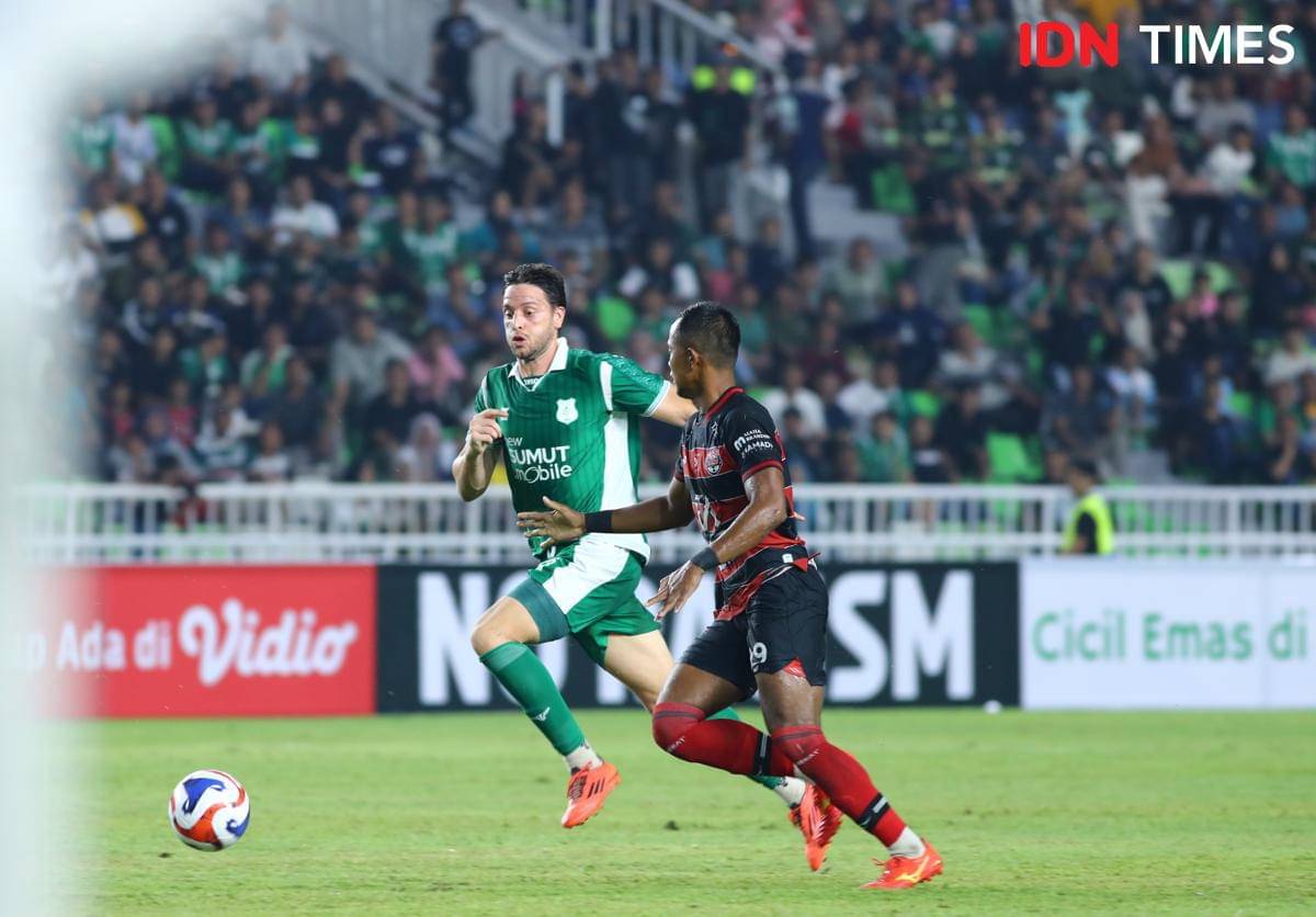 Penyerang PSMS Felipe Cadenazzi saat bersua Persekat di Stadion Utama Sumut, Deli Serdang, Jumat (12/9/2025) pada laga perdana Pegadaian Championship (IDN Times/Doni Hermawan)