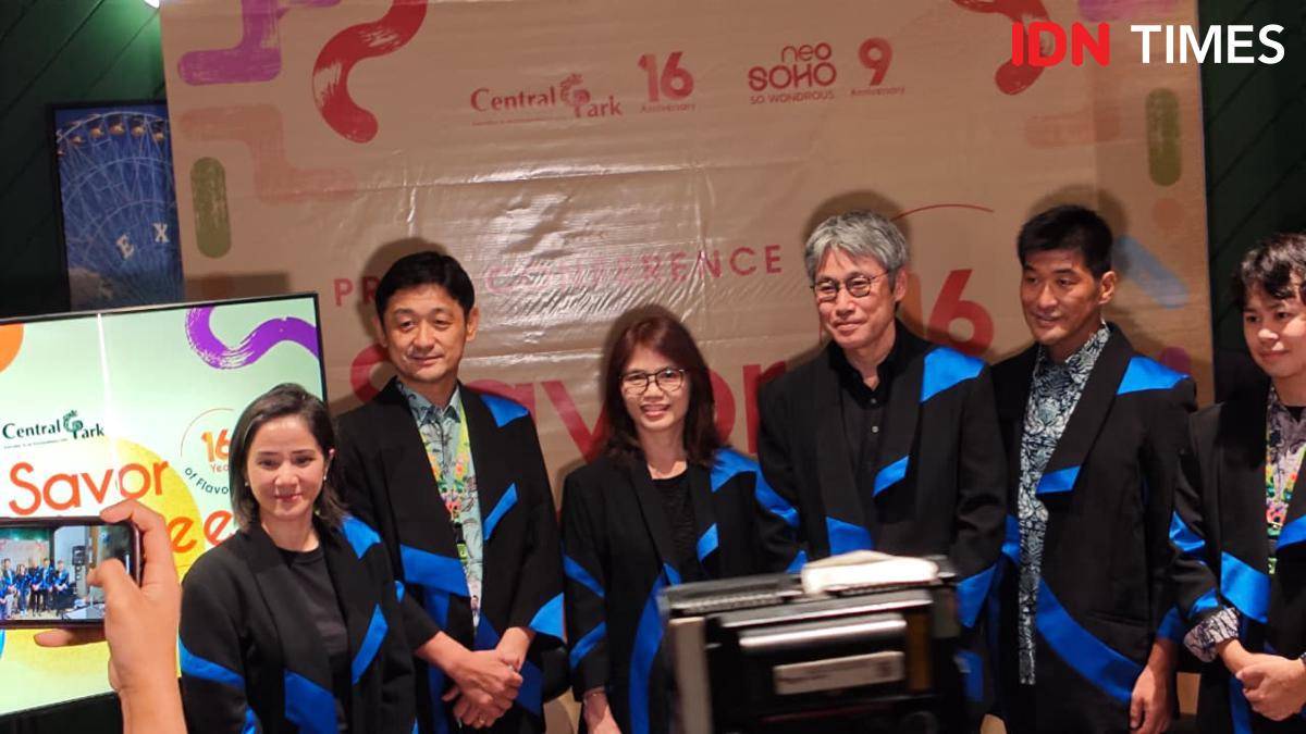 [kiri ke kanan] Silviyanti Dwi Aryati, GM Marcomm & Relations Central Park & Neo Soho Mall; Shigematsu Hikaru, Director of Central Park Mall Assets Indonesia; Pauline Filliani, Center Director Central Park & Neo Soho Mall; Yamashita Masato, President Director of Central Park Mall Assets Indonesia; Ueda Yuji, Vice President Director of Central Park Mall Assets Indonesia; Kitahara Yuki, General Manager of Central Park Mall Assets Indonesia. (IDN Times/Febriyanti Revitasari)