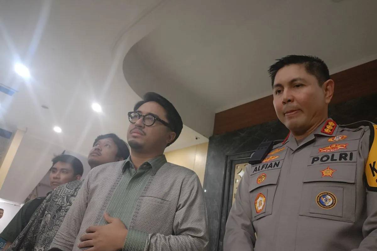 Kuasa hukum Sherina Munaf, Adit (pojok kiri) bersama Kapolres Metro Jakarta Timur Kombes Pol Alfian Nurrizal usai pemeriksaan di Mapolres Metro Jakarta Timur, Jumat (12/9/2025),ANTARA