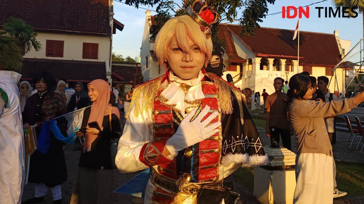Cosplayer Auto (22) tampil membawakan karakter Tsukasa Tenma di Festival Media 2025, Benteng Ujung Pandang, Makassar, Sabtu (13/9/2025). (IDN Times/Asrhawi Muin)