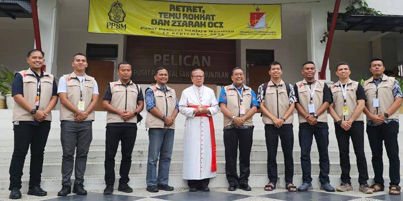   Kardinal Suharyo bersama pastor militer dari TNI dan Polri. 