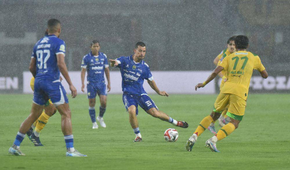 Debut Thom Haye saat Persib lawan Persebaya