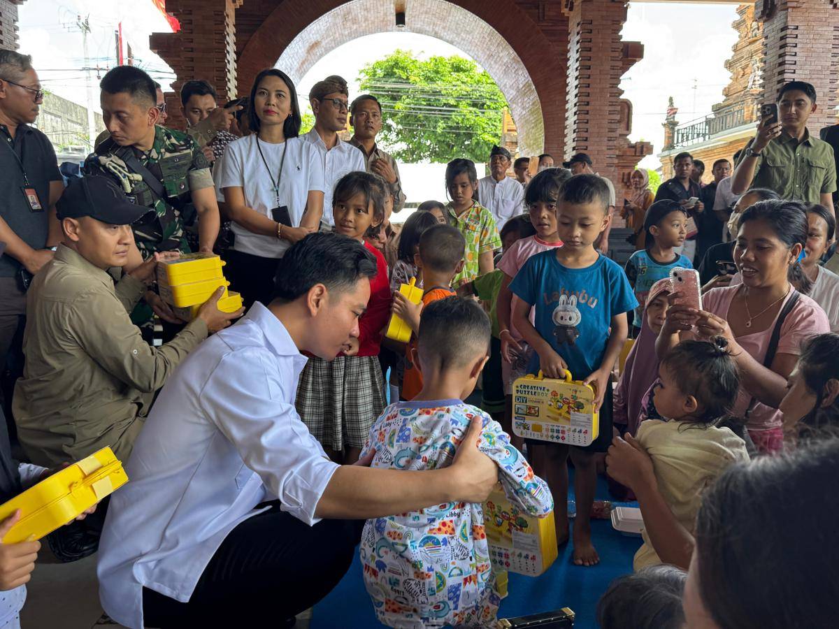 Wakil Presiden RI, Gibran Rakabuming Raka saat meninjau Posko Pengungsi di Banjar Tohpati dan Banjar Sedana Mertha, Jumat (12/9/2025) (dok. Setwapres)