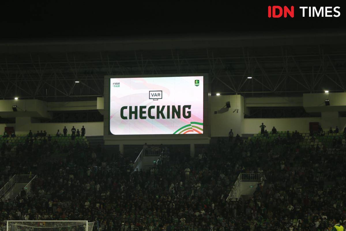 VAR Checking di laga pembuka Pegadaian Championship PSMS kontra Persekat di Stadion Utama Sumut, Jumat (12/9/2025) (IDN Times/Doni Hermawan)