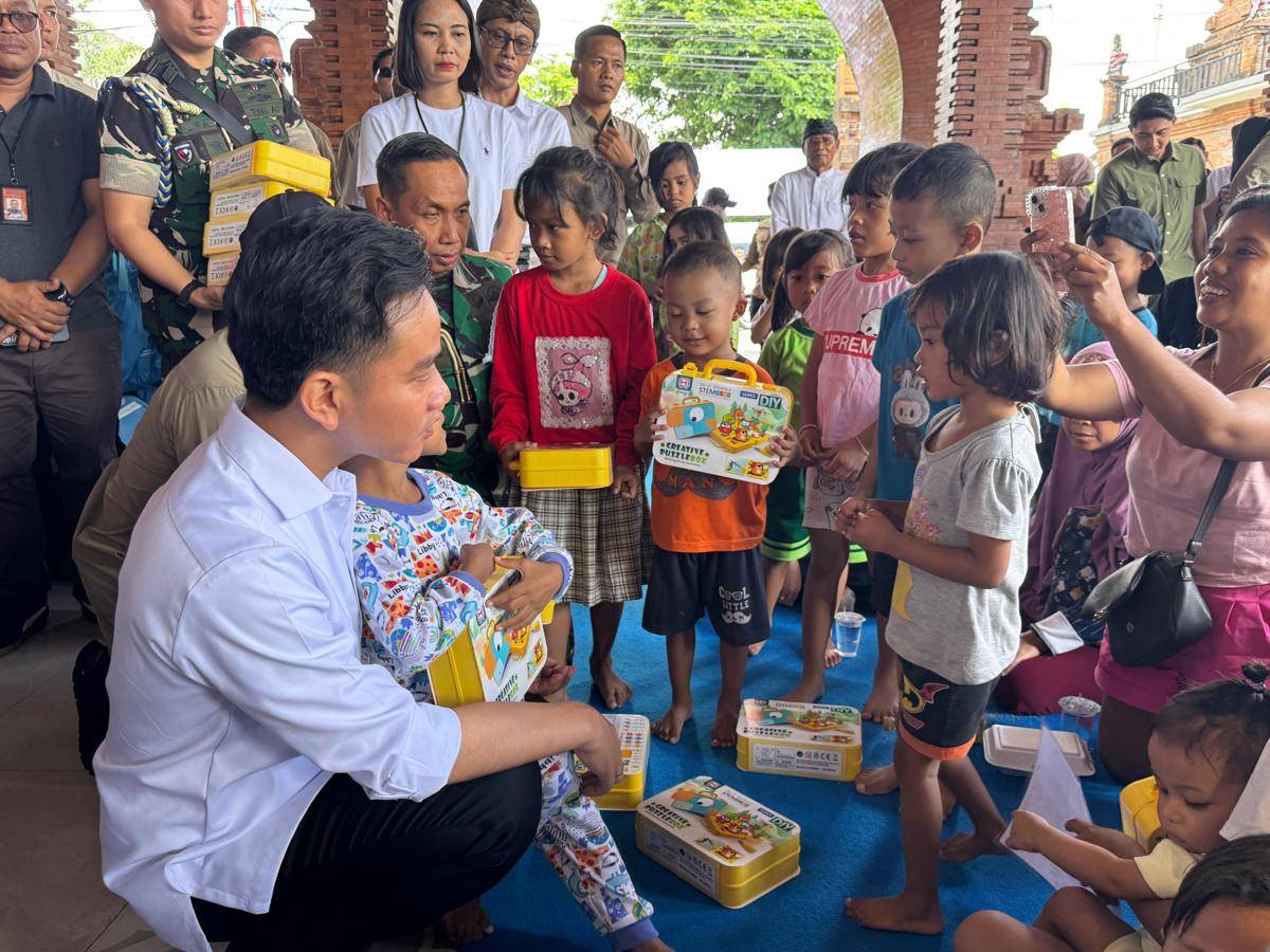 Wakil Presiden RI, Gibran Rakabuming Raka saat meninjau Posko Pengungsi di Banjar Tohpati dan Banjar Sedana Mertha, Jumat (12/9/2025) (dok. Setwapres)