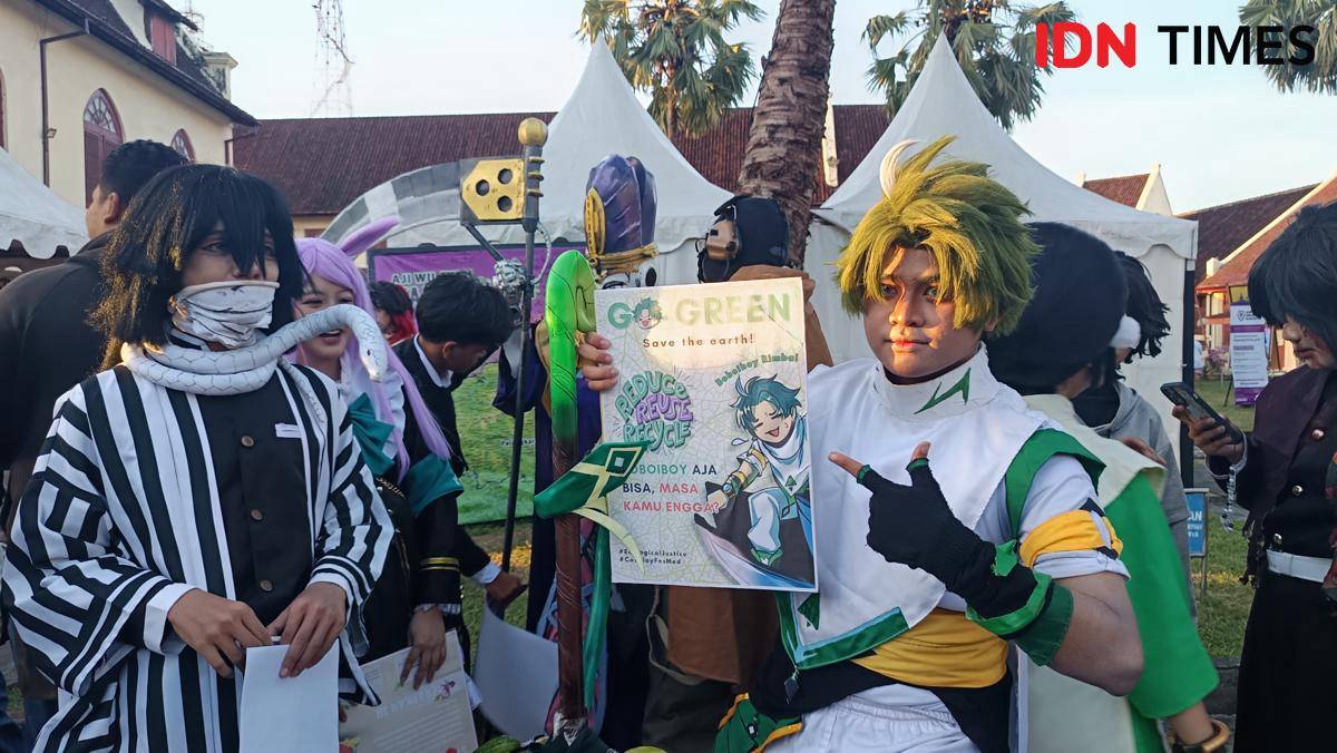 Cosplayer Nagi (19) berpose dengan kostum BoBoiBoy Rimba dalam lomba cosplay Festival Media 2025 di Benteng Ujung Pandang, Makassar, Sabtu (13/9/2025). (IDN Times/Asrhawi Muin)