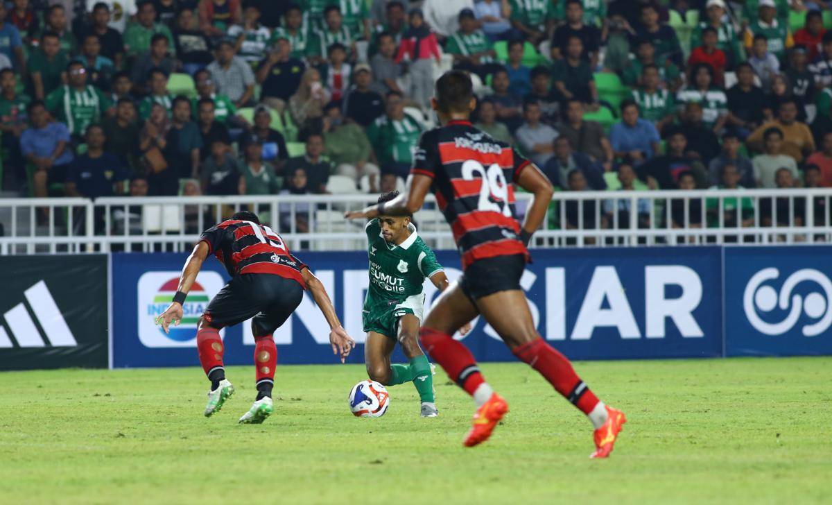 Penyerang PSMS Ari Maring saat bersua Persekat di Stadion Utama Sumut, Deli Serdang, Jumat (12/9/2025) pada laga perdana Pegadaian Championship (IDN Times/Doni Hermawan)