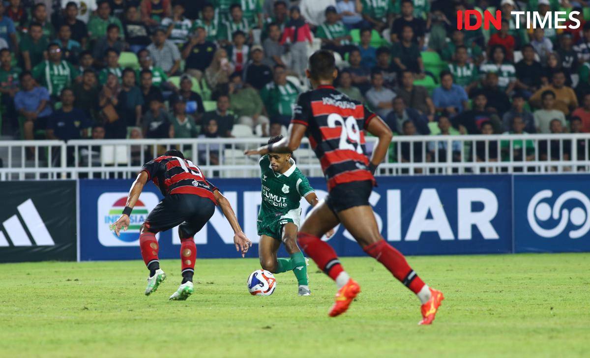 Penyerang PSMS Ari Maring saat bersua Persekat di Stadion Utama Sumut, Deli Serdang, Jumat (12/9/2025) pada laga perdana Pegadaian Championship (IDN Times/Doni Hermawan)