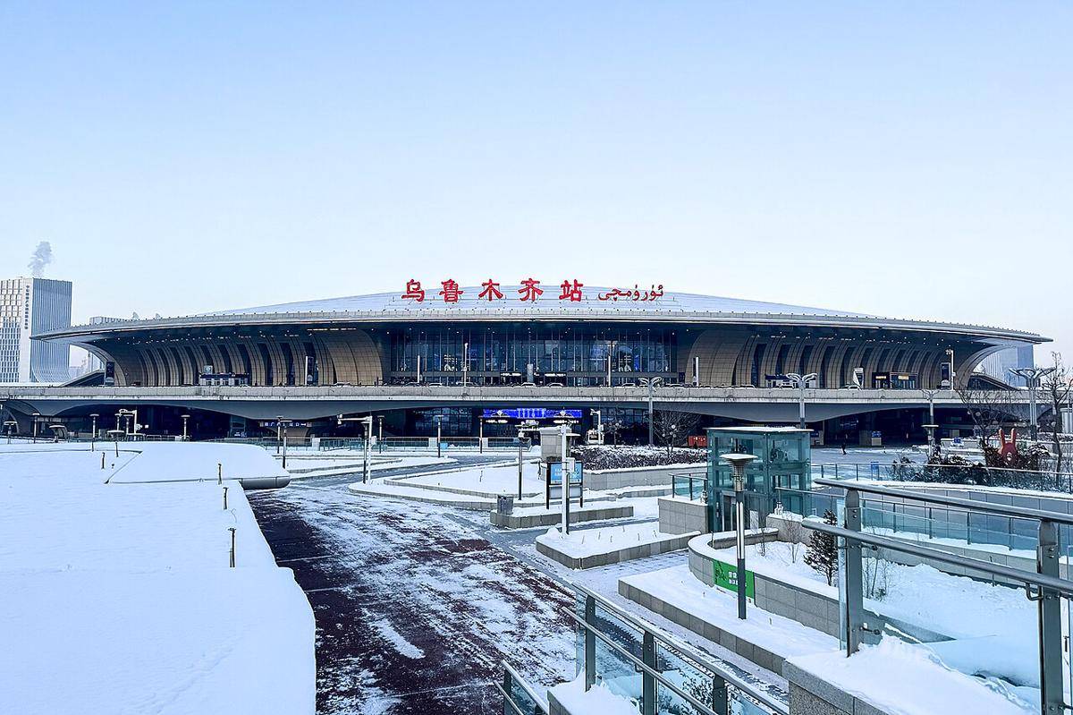 Urumqi Railway Station, China (commons.wikimedia.org/Windmemories)