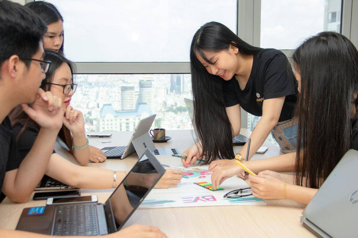 ilustrasi beberapa orang sedang berdiskusi (unsplash.com/Van Tay Media)