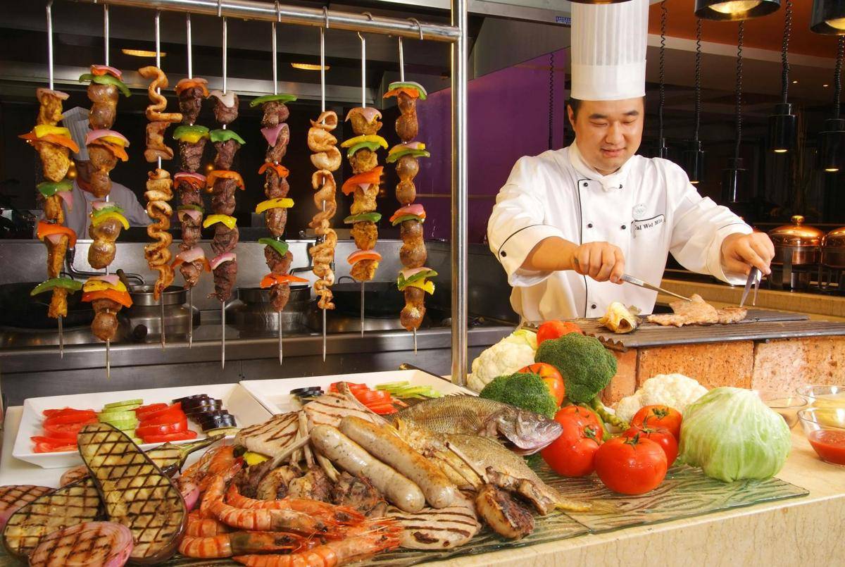 ilustrasi chef memasak di open kitchen (pexels.com/minchephoto photography)
