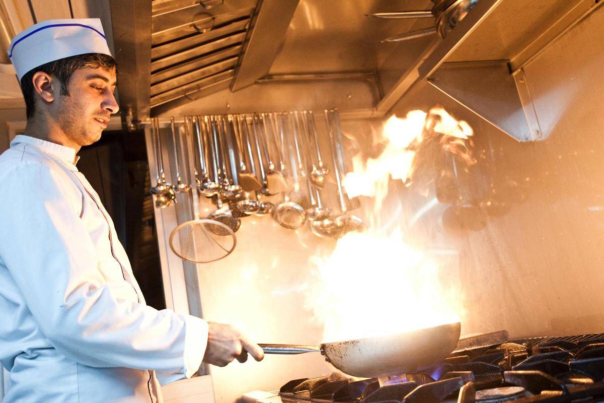 ilustrasi juru masak yang terbiasa dengan api panas di kitchen (pexels.com/Samir)