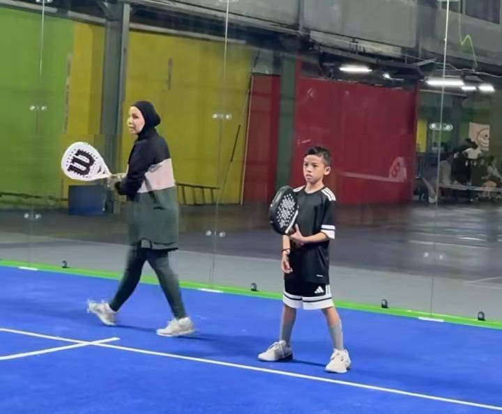 potret anak-anak artis bermain padel