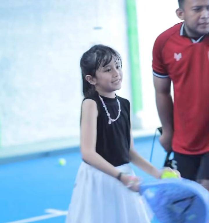potret anak-anak artis bermain padel
