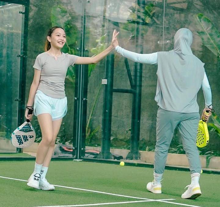 potret anak-anak artis bermain padel