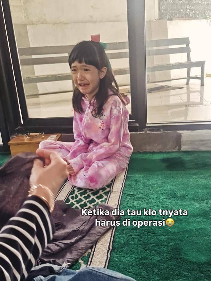 anak Nycta Gina operasi usus buntu 