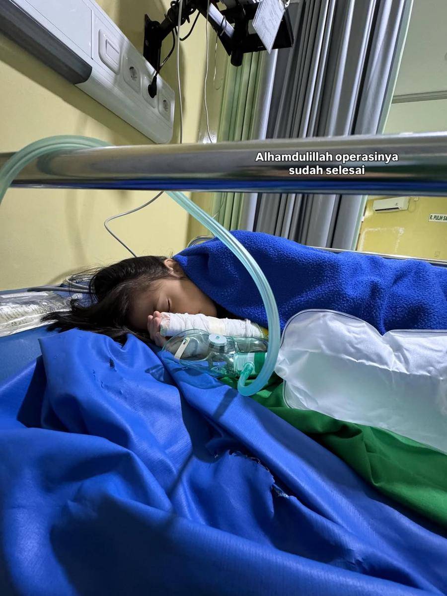 anak Nycta Gina operasi usus buntu 