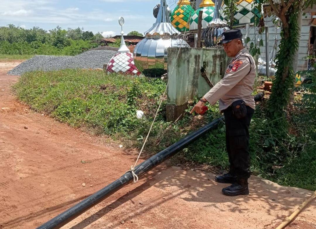 Polisi melakukan olah TKP pekerja yang tewas tersengat listrik. (Dok. Polsek Prabumulih Timur)