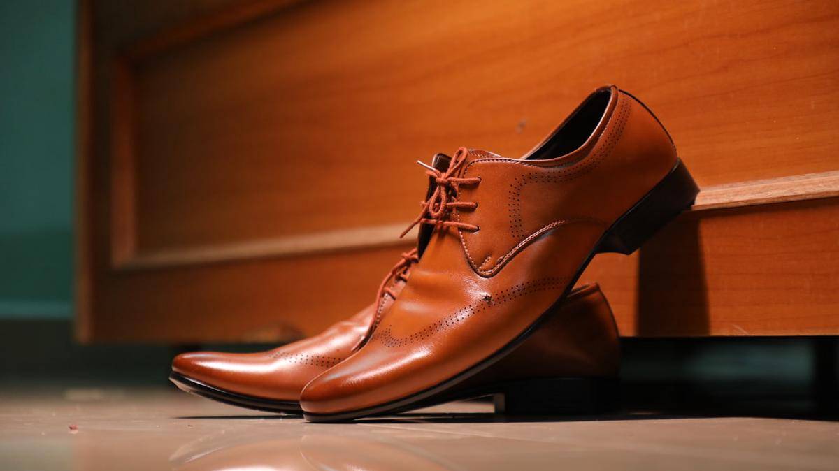 ilustrasi sepatu kulit (unsplash.com/Vetrivel Viswanathar) 