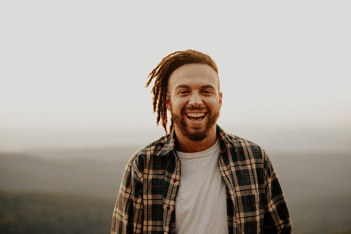 ilustrasi pria tersenyum (unsplash.com/Brooke Cagle)