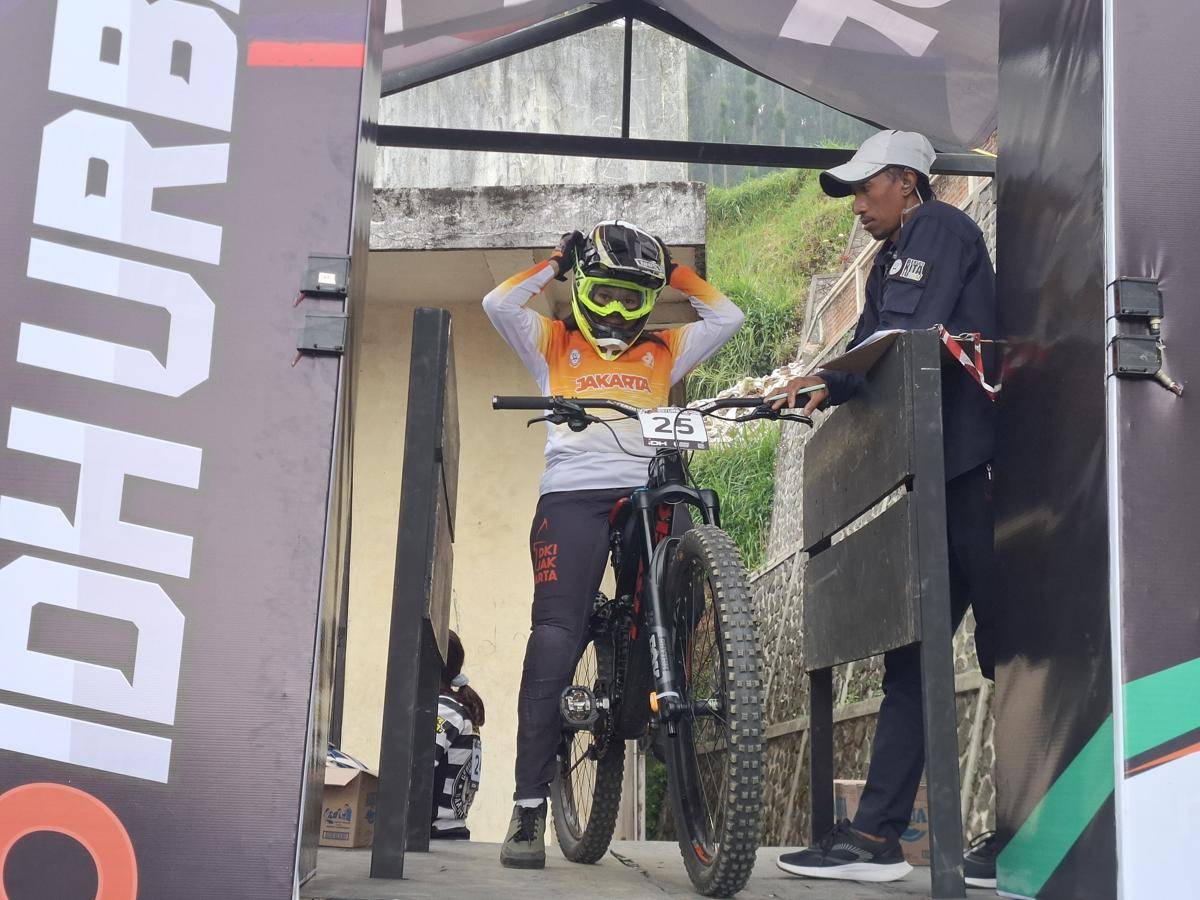 Aksi para downhiller di Indonesian Downhill URBAN 2025 di Desa Ngadiwono, Kecamatan Tosari, Kabupaten Pasuruan. (IDN Times/Rizal Adhi Pratama)