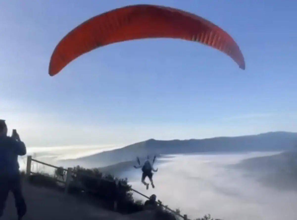 Wisatawan di Bromo terbangkan paralayang. (IDN Times/Istimewa)