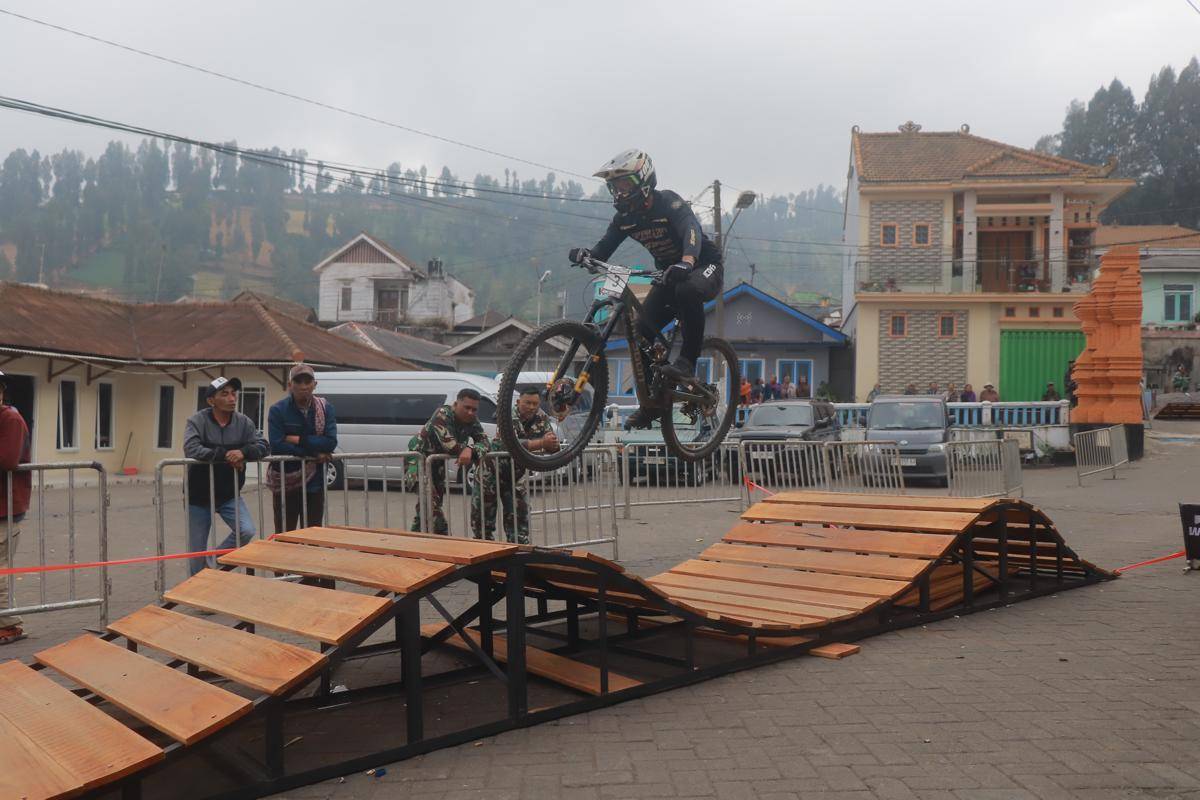 Aksi para downhiller di Indonesian Downhill URBAN 2025 di Desa Ngadiwono, Kecamatan Tosari, Kabupaten Pasuruan. (Dok. 76Rider)
