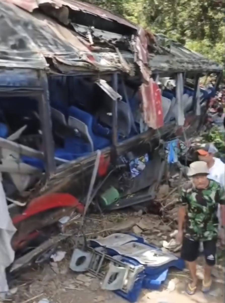 Kondisi bus PO Ind's 88 yang mengalami kecelakaan di Jalan Raya Sukapura, Desa Botoh, Kecamatan Lumbang, Probolinggo pada Minggu (14/9/2025). (IDN Times/Istimewa)