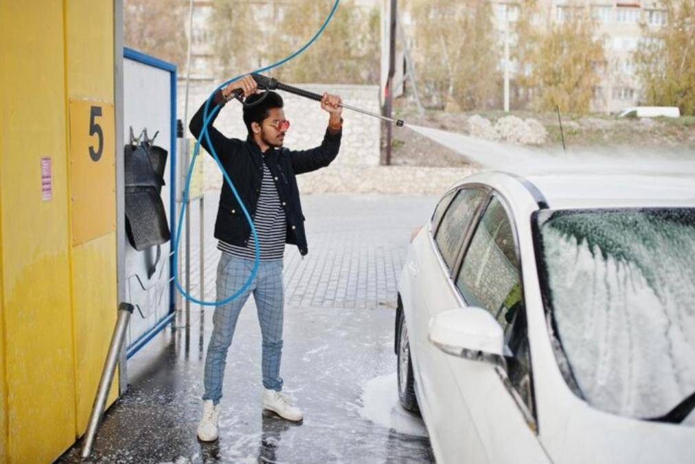 Car Wash Self Service (freepik.com/ASphotofamily) 