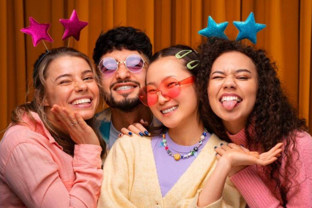 Foto Bareng Teman-Teman (freepik.com/freepik) 