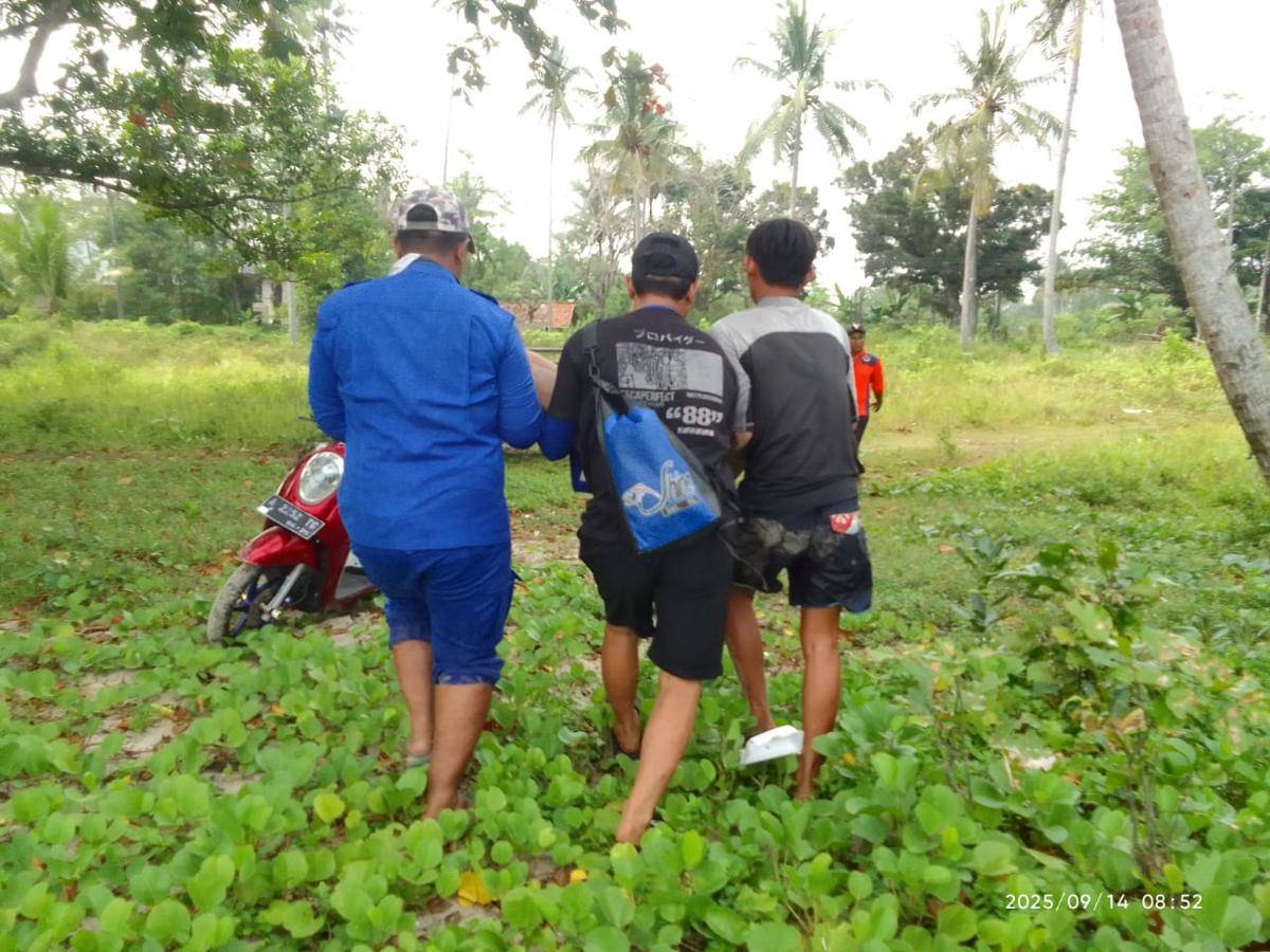 Wisatawan terseret ombak di pantai Cinangka (Dok. Basarnas )