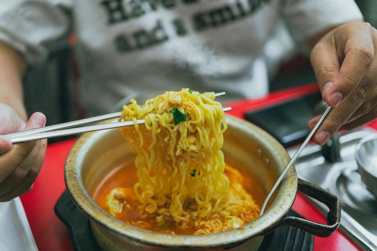 Ilustrasi ramyeon Korea