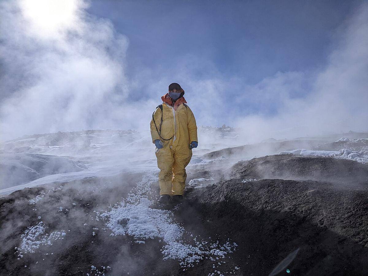 Pengambilan sampel untuk mikrobiologi dari tanah yang dipanaskan secara geotermal di Tramway Ridge, Gunung Erebus, Antartika