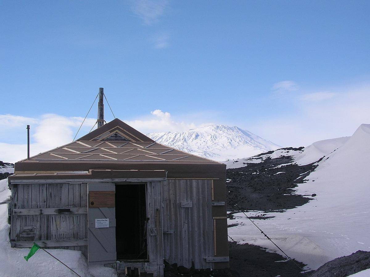 Gubuk Shackleton didirikan di Tanjung Royds, 19 mil dari McMurdo, pada awal tahun 1908