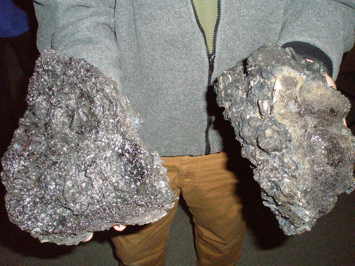 Bom vulkanik yang terbuat dari lava fonolit dari gunung berapi Gunung Erebus di Antartika