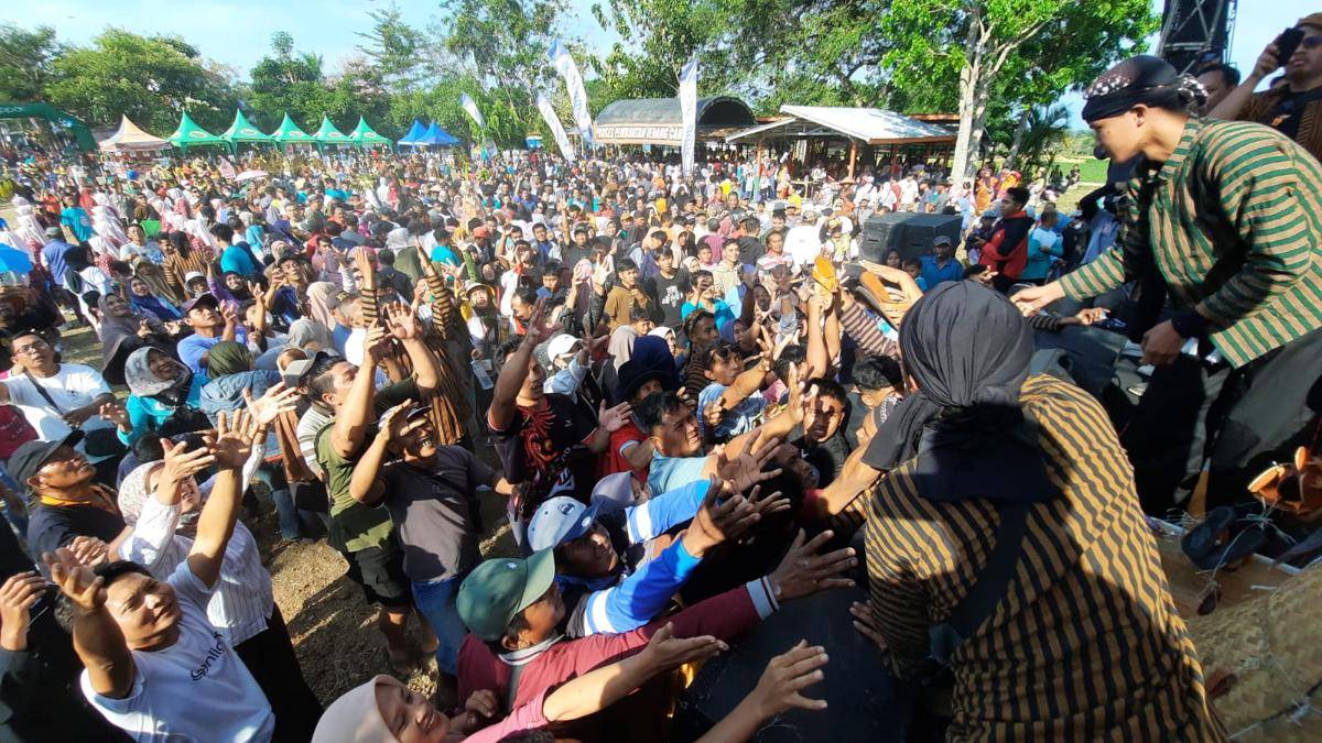 Ribuan warga berebut jajanan jenang Candi di festival desa Candirejo Magetan. IDN Times/Riyanto.