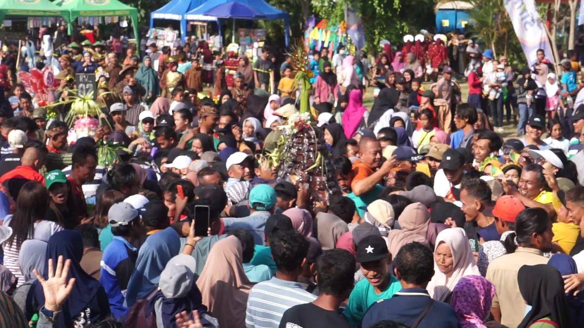 Ribuan warga berebut jajanan jenang Candi di festival desa Candirejo Magetan. IDN Times/Riyanto.