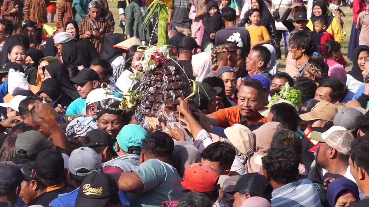 Ribuan warga berebut jajanan jenang Candi di festival desa Candirejo Magetan. IDN Times/Riyanto.