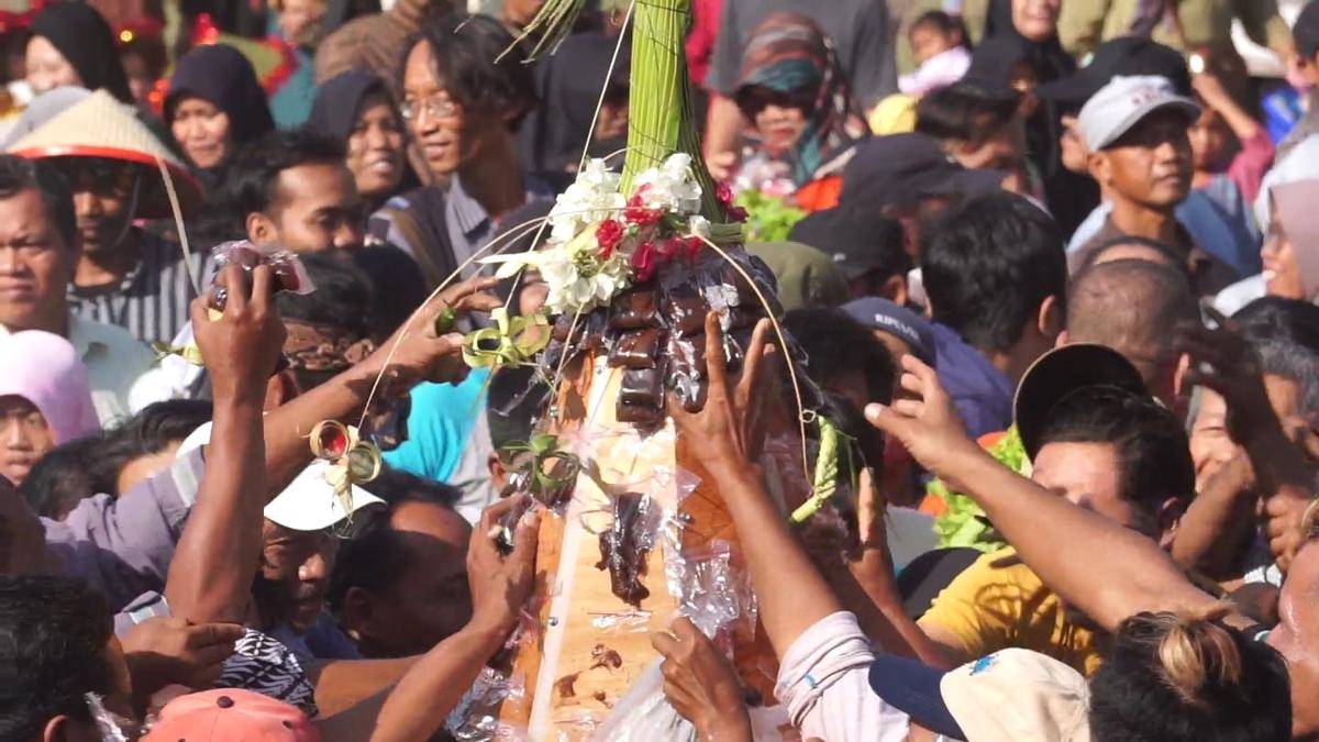 Ribuan warga berebut jajanan jenang Candi di festival desa Candirejo Magetan. IDN Times/Riyanto.