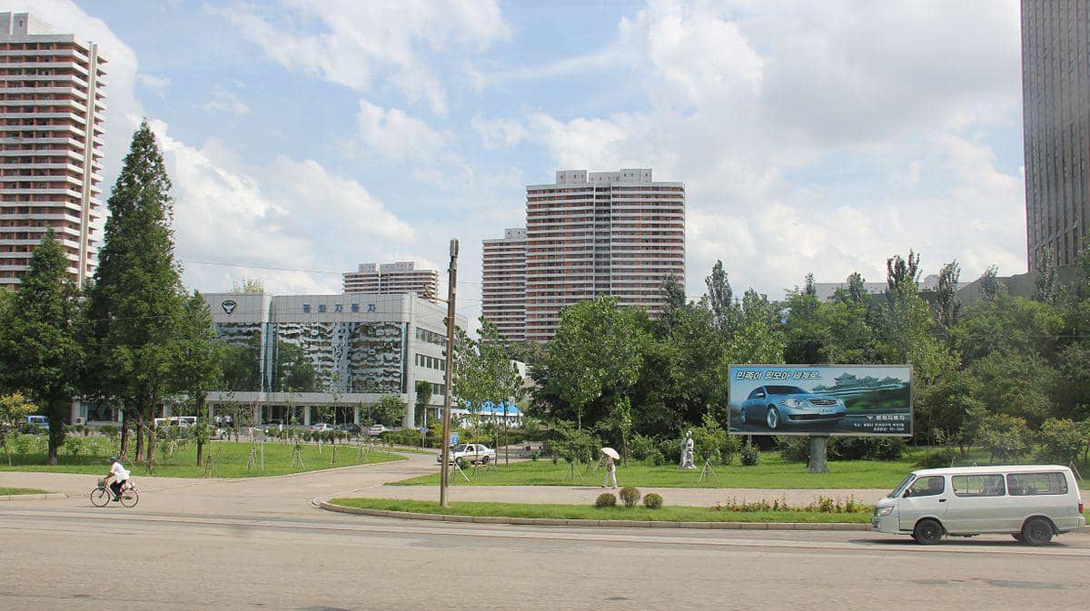 potret iklan yang menampilkan Hwiparam III, lencana ulang dari Brilliance FSV milik China 