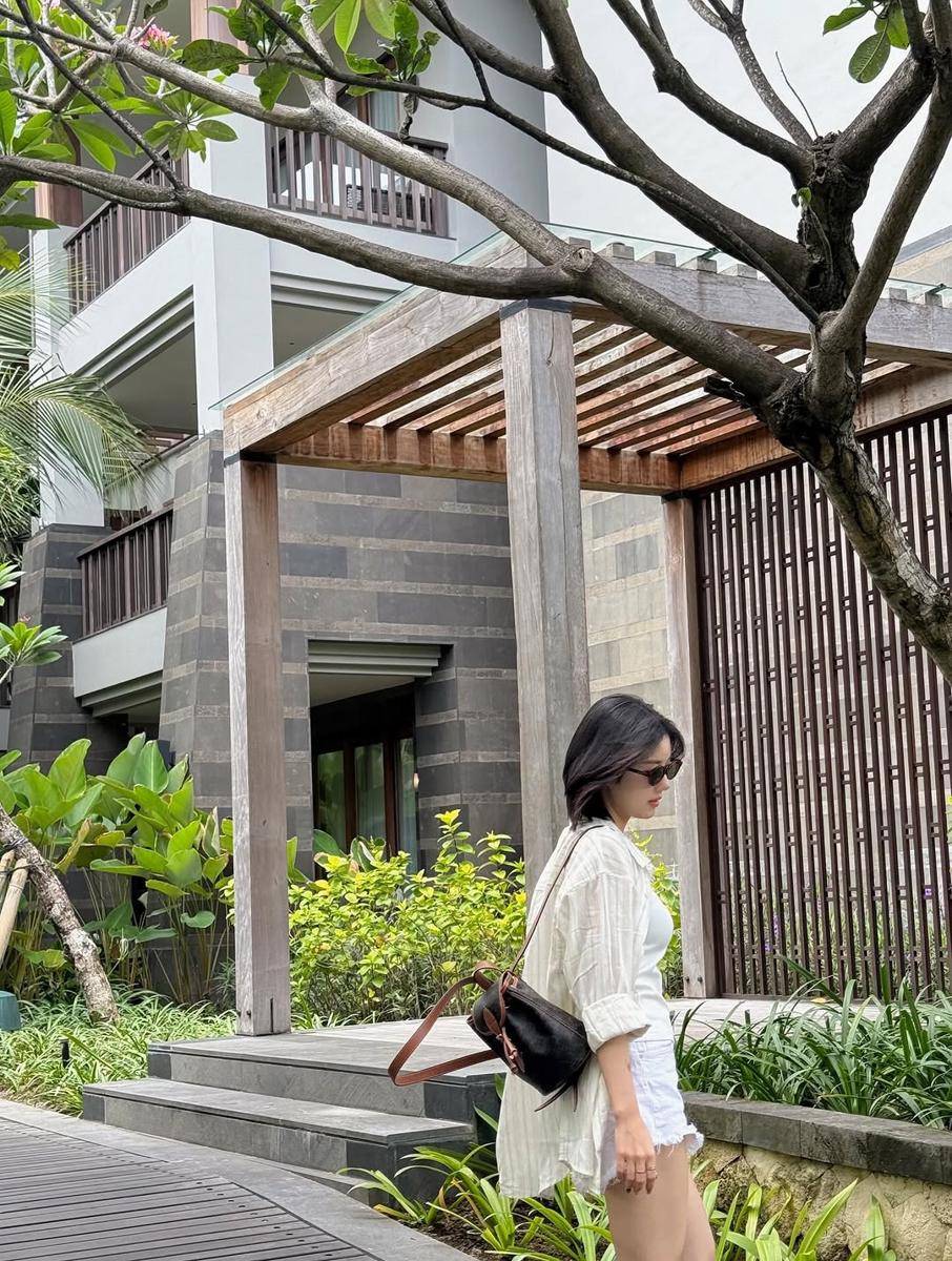 potret Kwon Eunbi jalan-jalan di Bali (instagram.com/silver_rain.__)