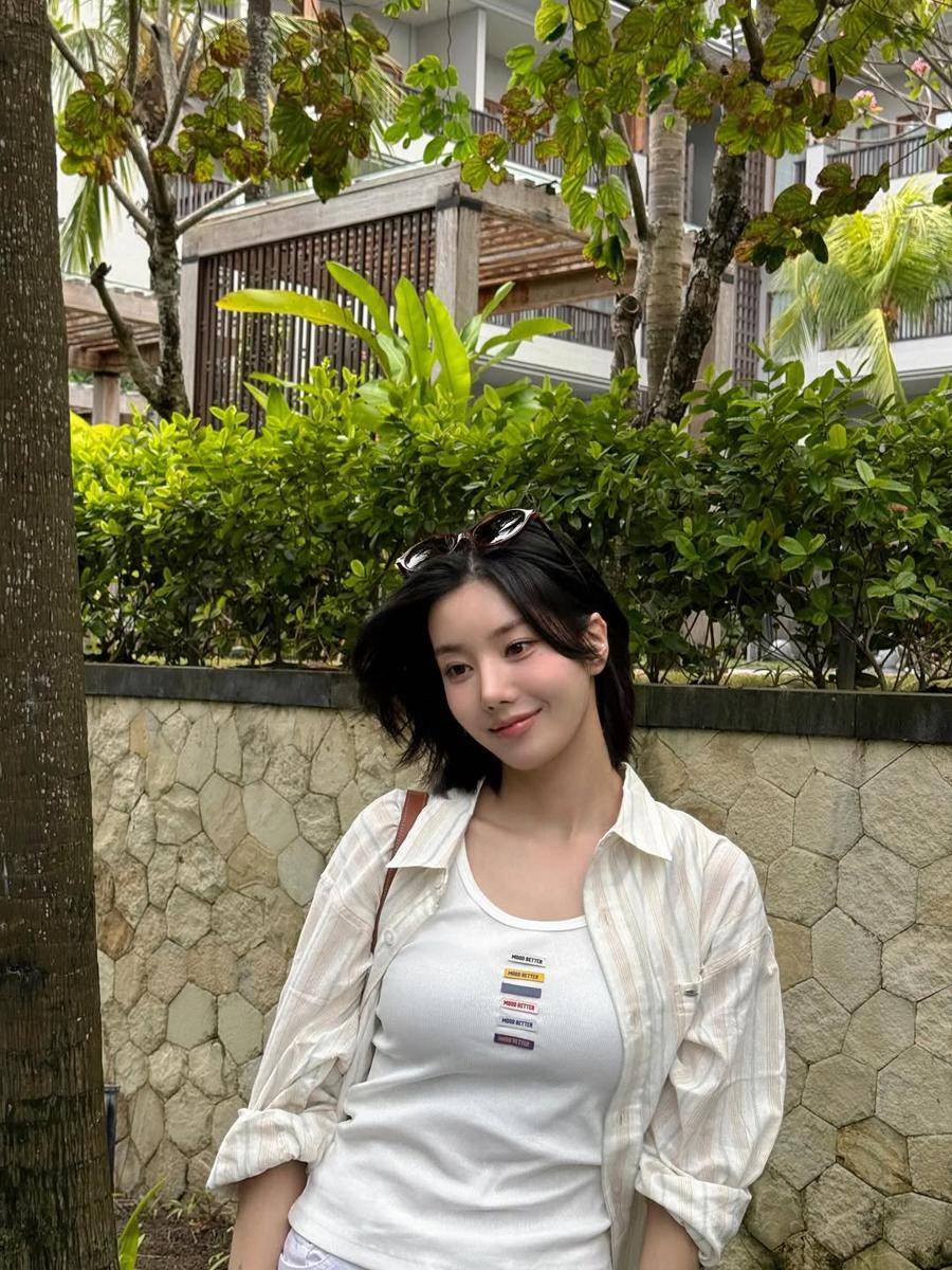 potret Kwon Eunbi jalan-jalan di Bali (instagram.com/silver_rain.__)