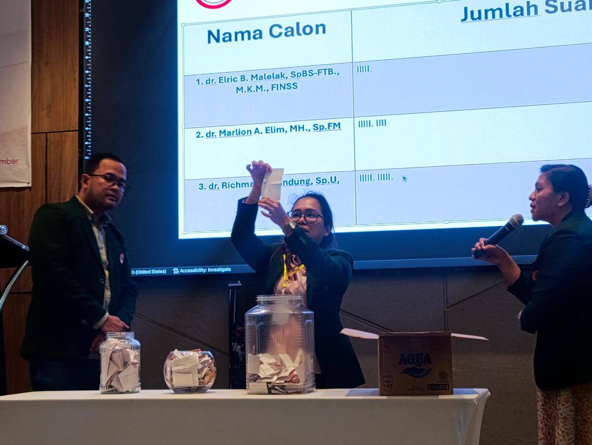 Proses perhitungan suara pemilihan Ketua IDI Cabang Kupang. (IDN Times/Putra Bali Mula)