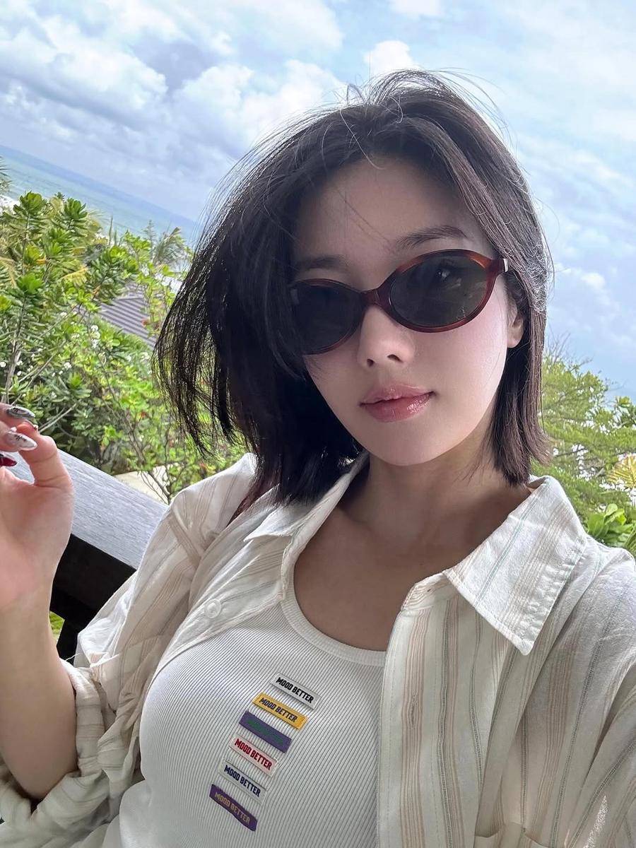 potret Kwon Eunbi jalan-jalan di Bali (instagram.com/silver_rain.__)