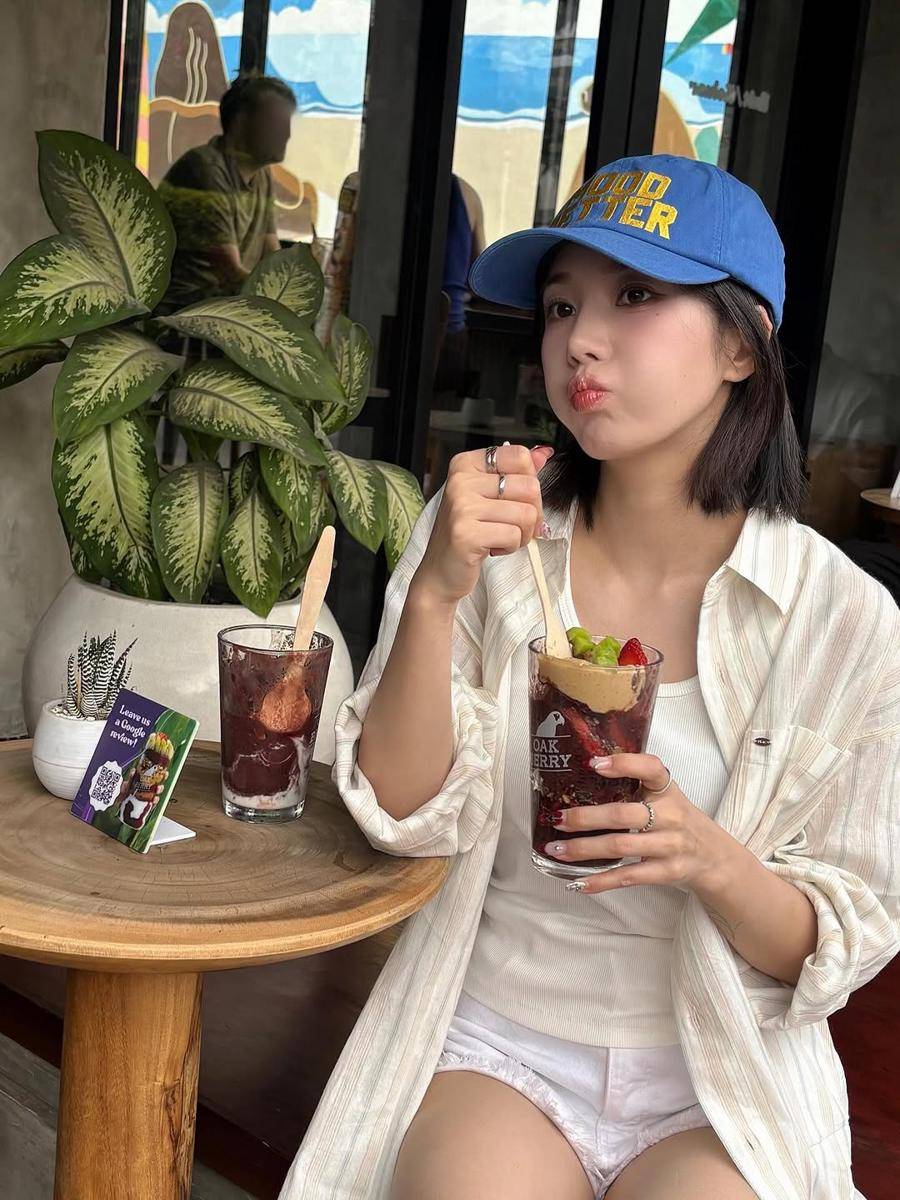 potret Kwon Eunbi jalan-jalan di Bali (instagram.com/silver_rain.__)