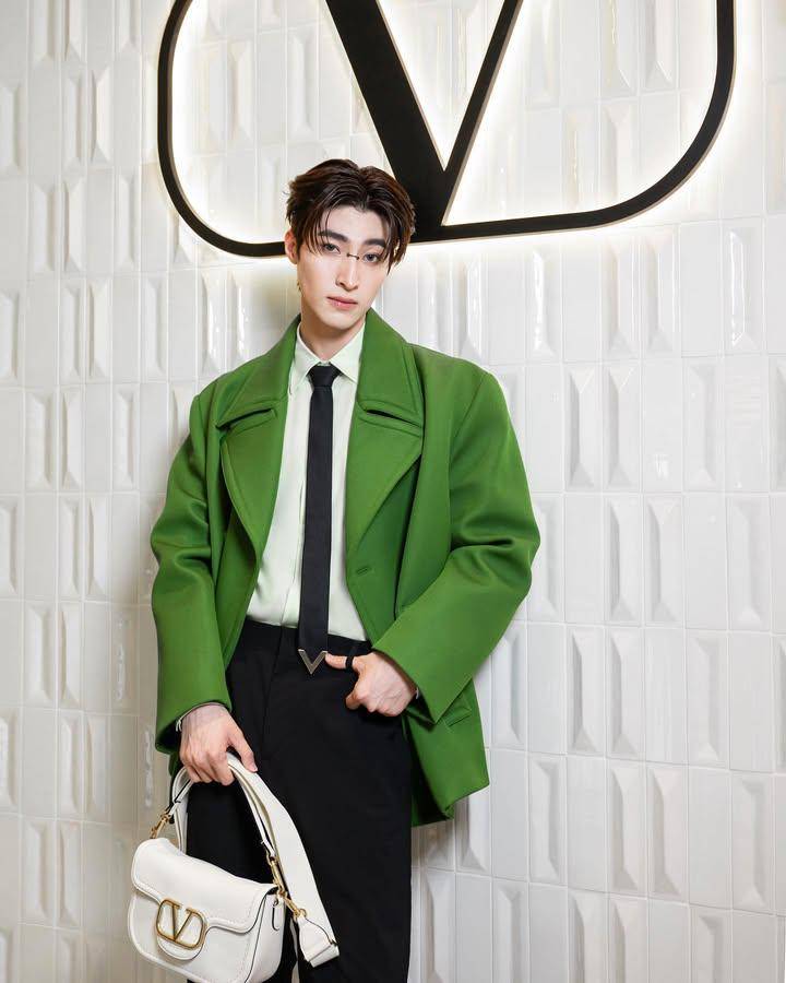 styling outfit pakai dasi ala Blue Pongtiwat (instagram.com/blue_pongtiwat)