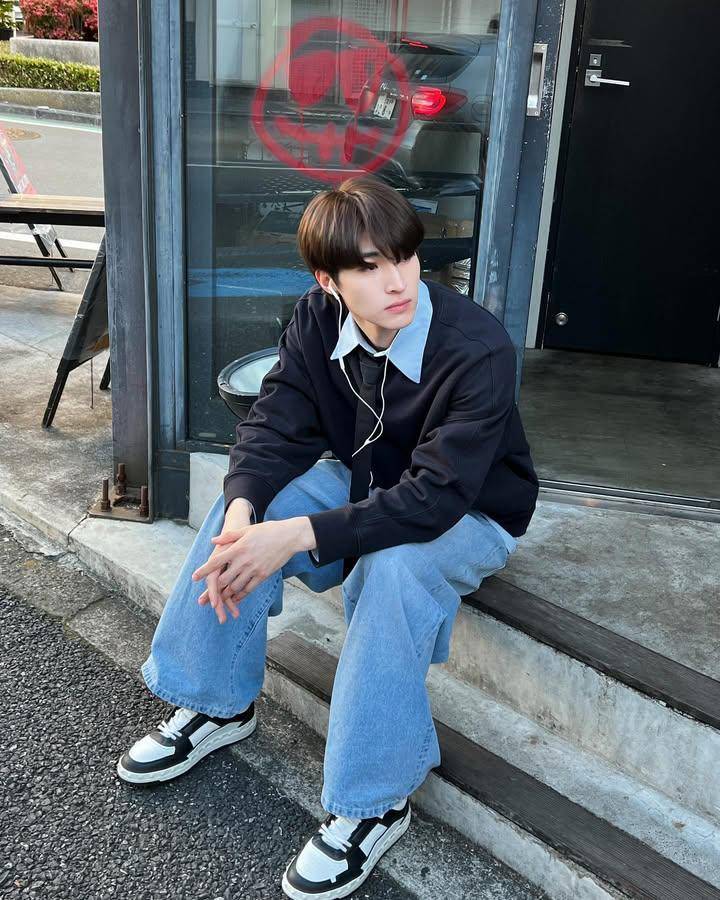 styling outfit pakai dasi ala Blue Pongtiwat (instagram.com/blue_pongtiwat)