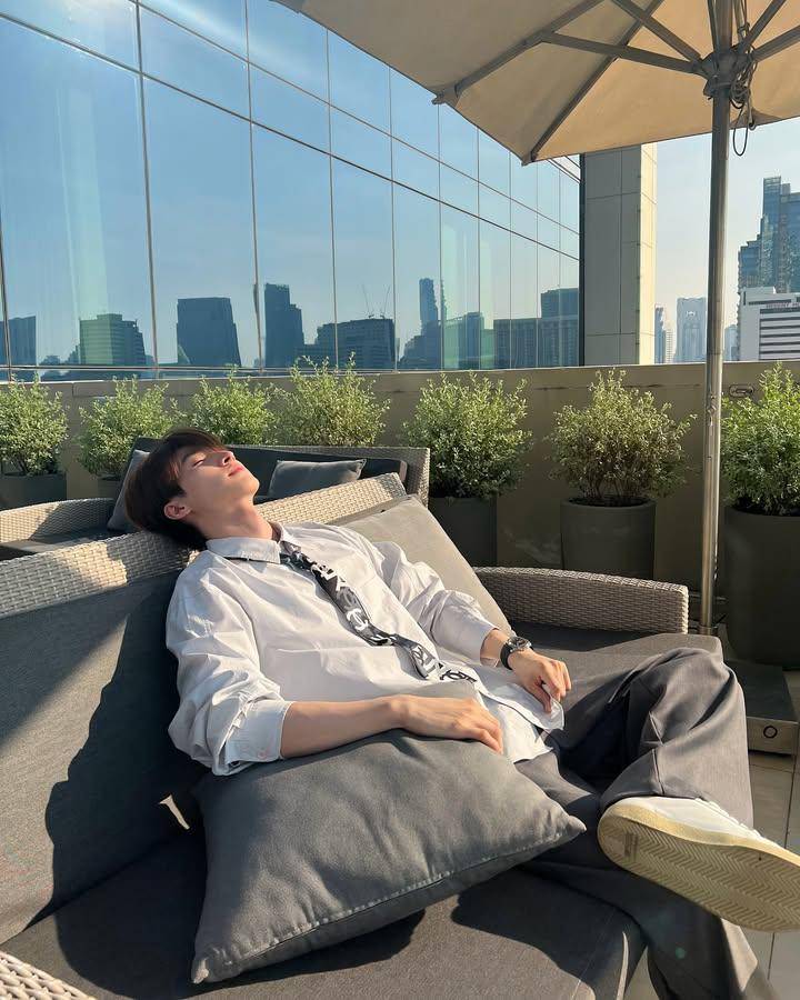 styling outfit pakai dasi ala Blue Pongtiwat (instagram.com/blue_pongtiwat)